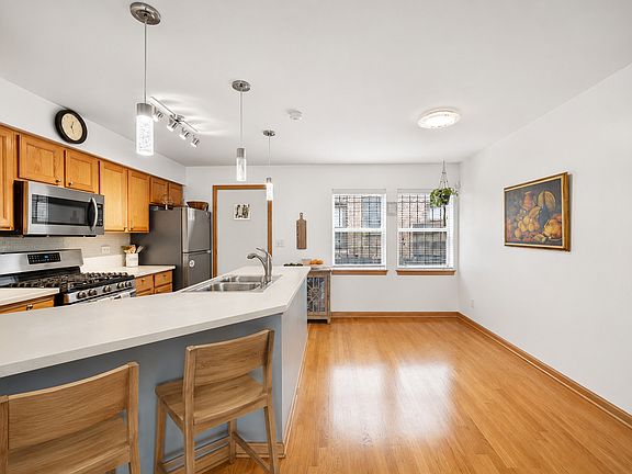 3rd image of 1009 E 61st St