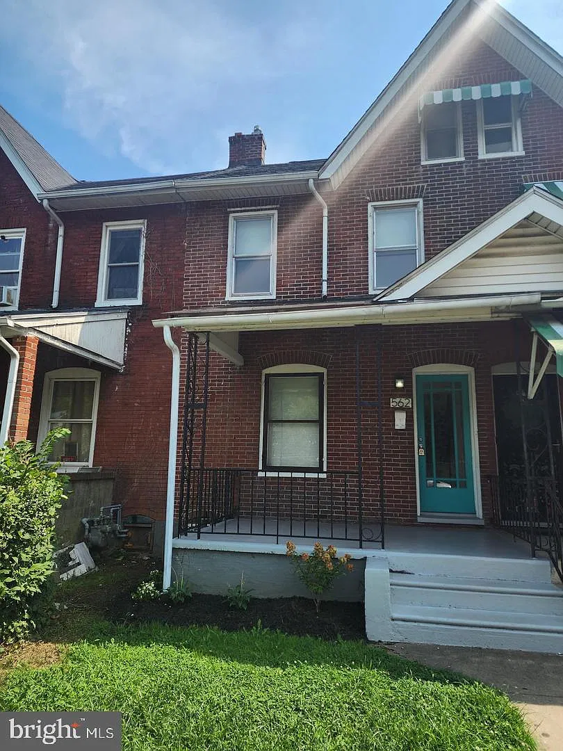 4 bed, 1.0 bath, 1400 sqft, $1,850 — Photo 1