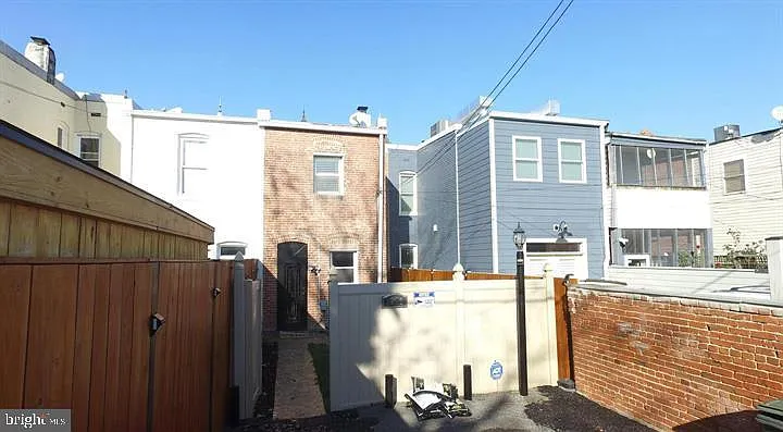 1209 E St NE — Photo 38