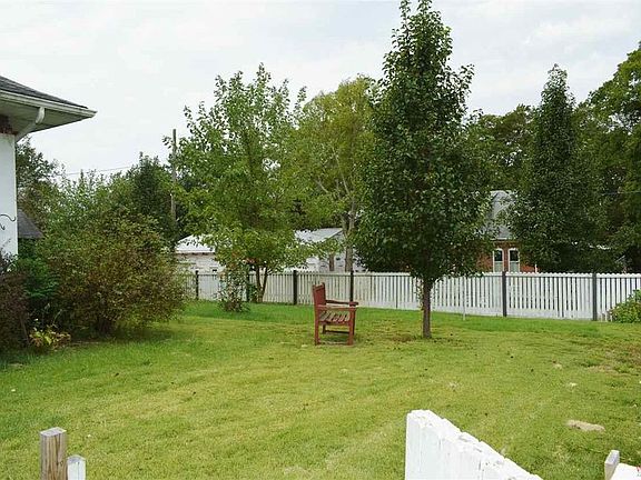 picket fence all around the front