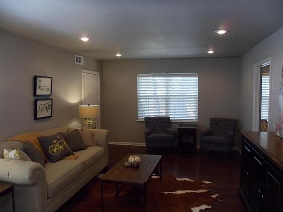 3rd image of 1507 E Comanche Ave