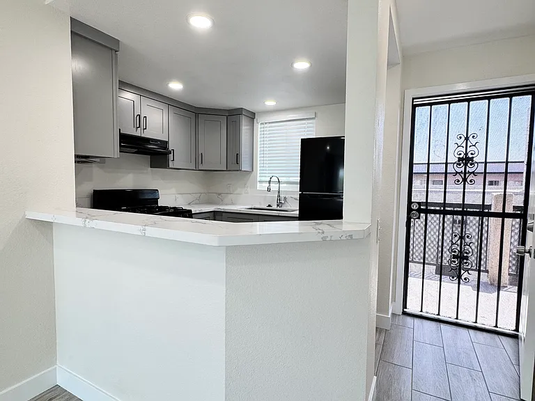 1117 E 4th St #7 — Photo 5