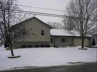 612 E Scott St, Omro, WI 54963