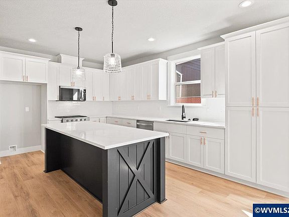 5th image of 211 NE Broadway St