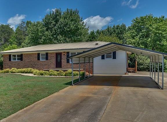 3rd image of 130 Lakewood Dr