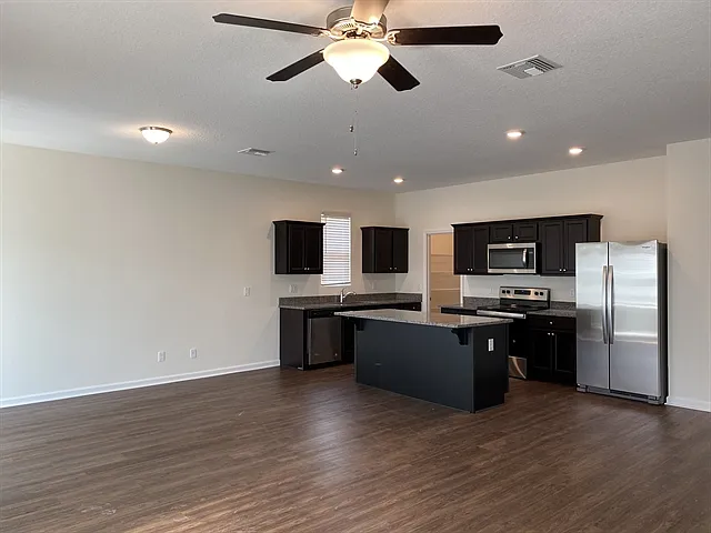 3 bed, 2.0 bath, 1641 sqft, $2,150 — Photo 4