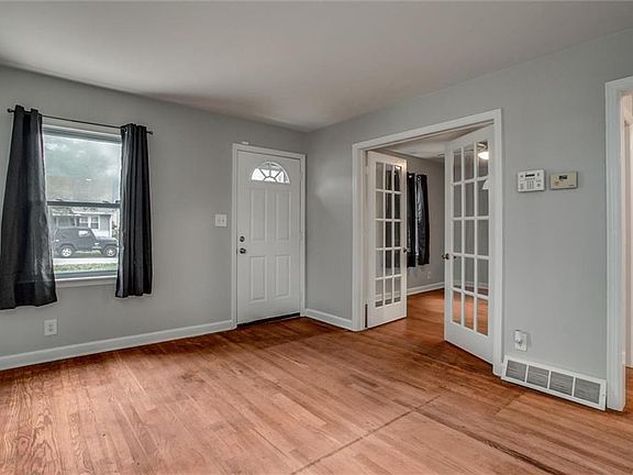 4th image of 211 E 79th Ter