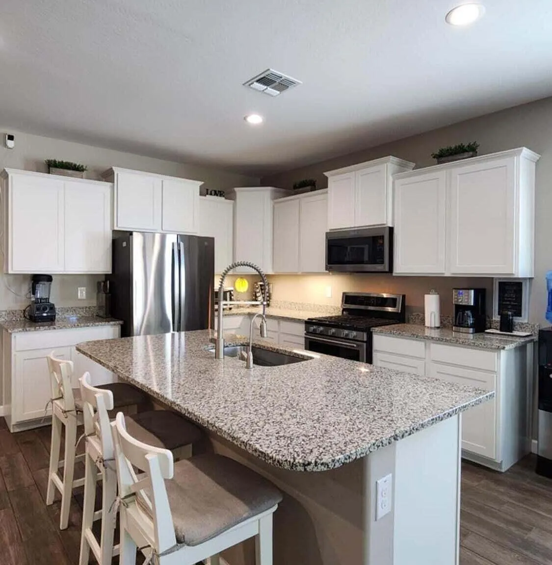 3 bed, 2.0 bath, 1593 sqft, $1,800 — Photo 4