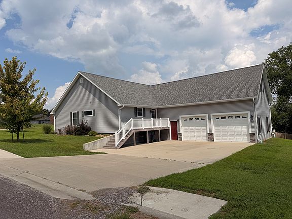 2nd image of 906 Summit Rd