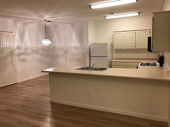 5th image of 855 N Stephanie St Unit 2122