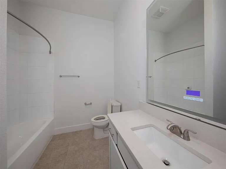 Rise Lakeview — Photo 4