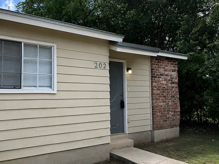 844 E Sunshine Dr #202 — Photo 2