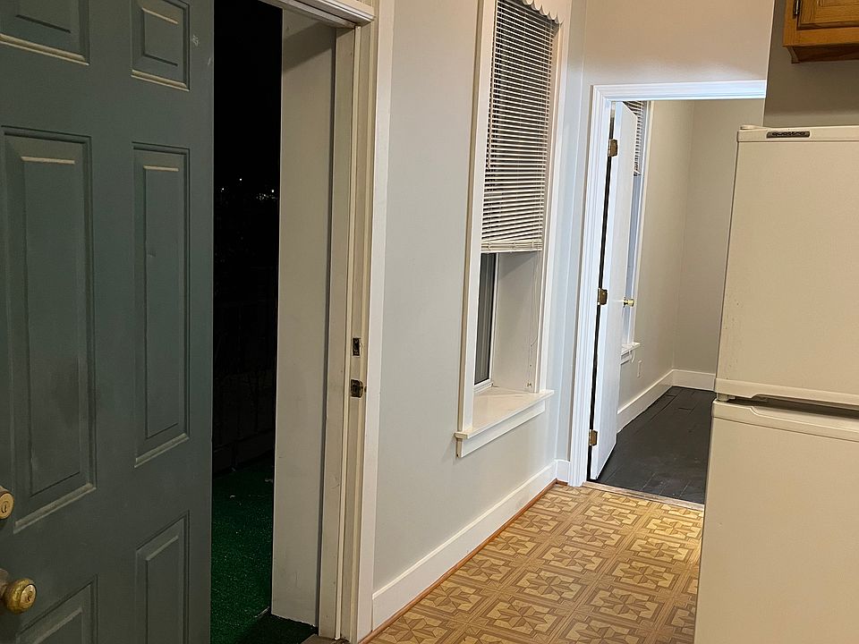 Door to left accesses balcony.