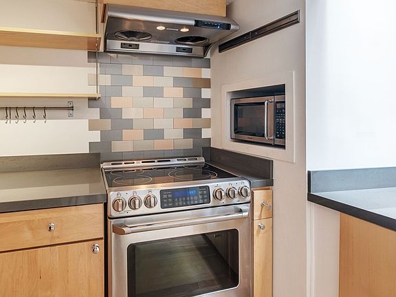 5th image of 601 4th St Unit 118