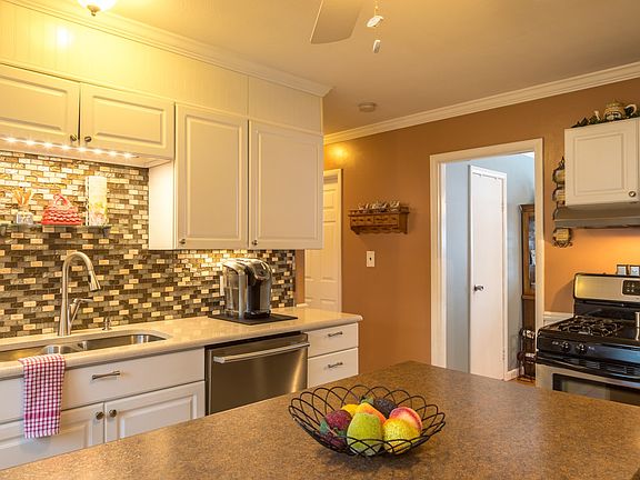 4th image of 7 Crestway Dr