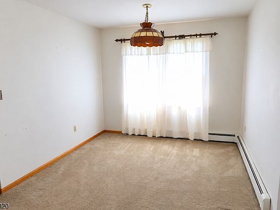 5th image of 452 Ann St