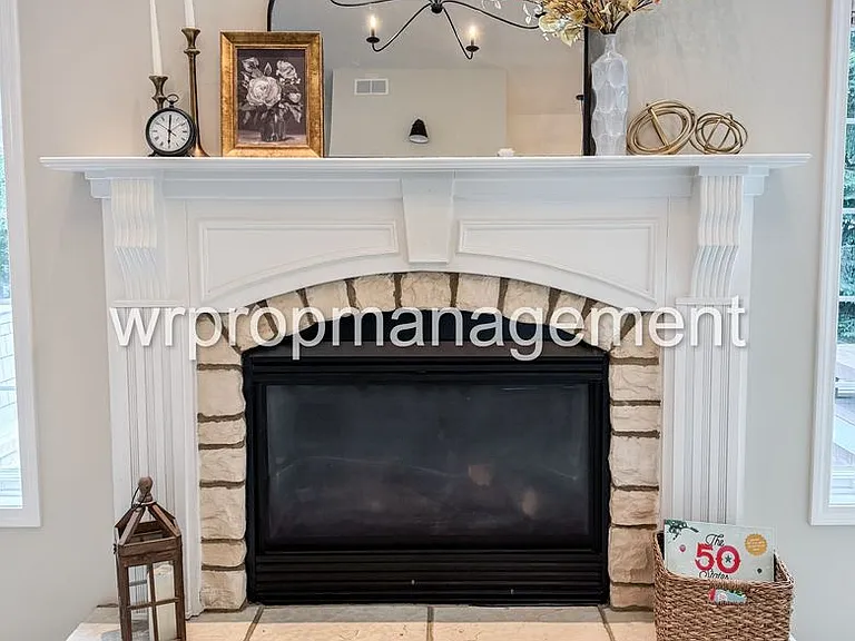 1379 Castlebury Dr — Photo 6