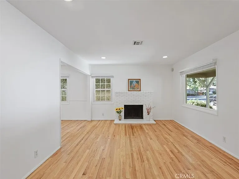 15460 Sylvan St — Photo 10