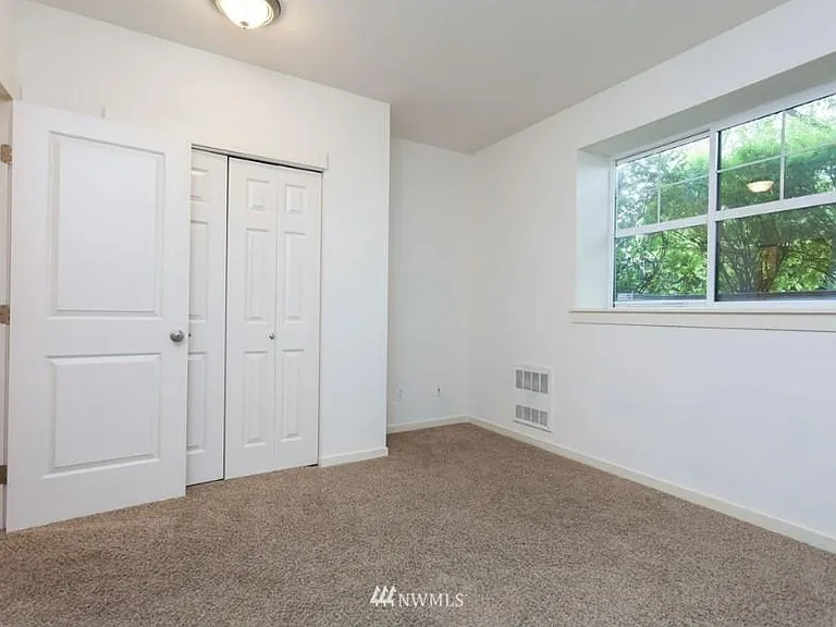 1867 NE Kenyon Ct — Photo 5