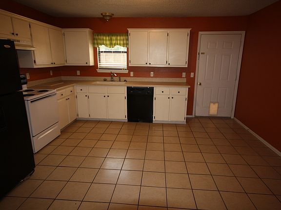 2nd image of 813 W Oak St