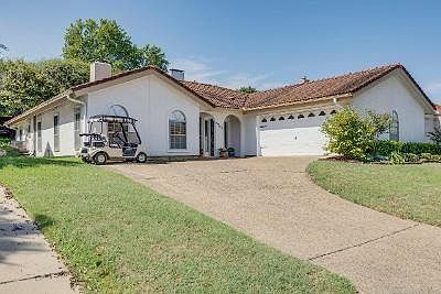 1st image of 3305 Lakeside Dr