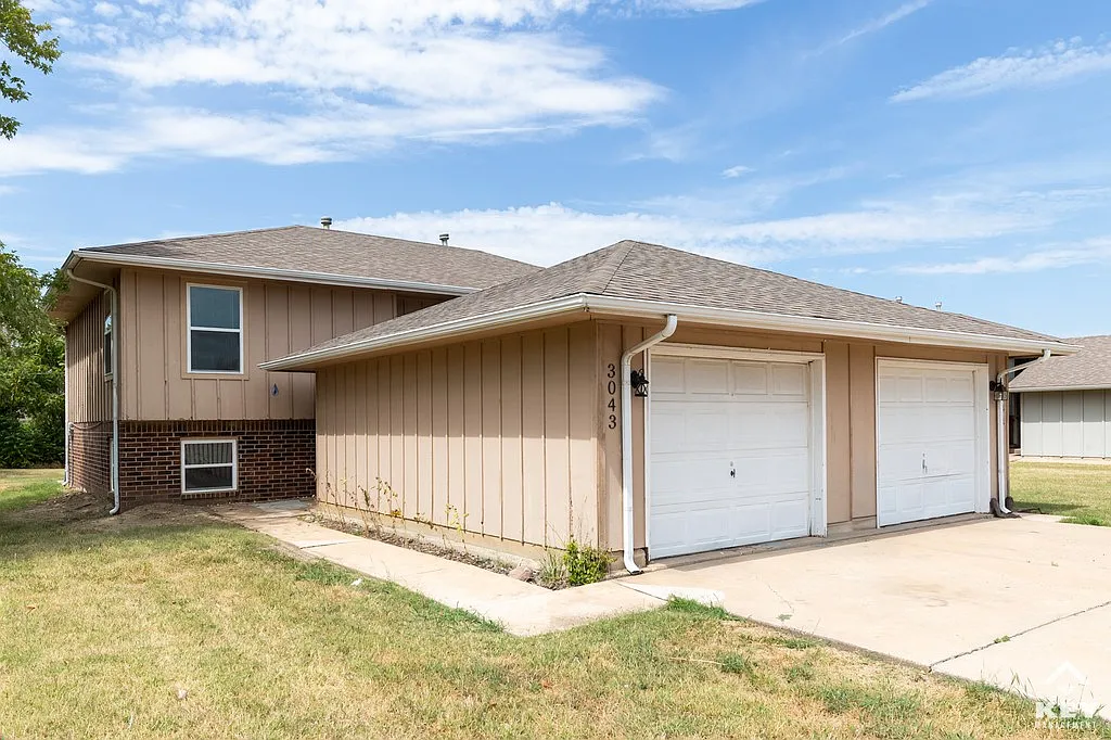 2 bed, 1.5 bath, 1145 sqft, $1,050 — Photo 1