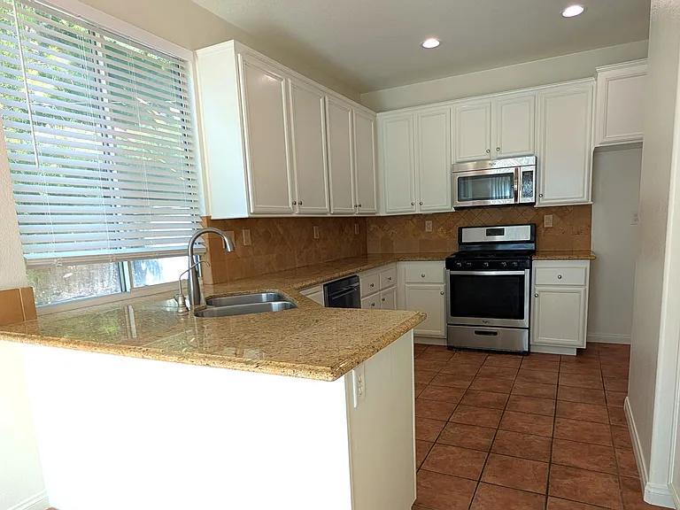 1 Halcyon Ln — Photo 5