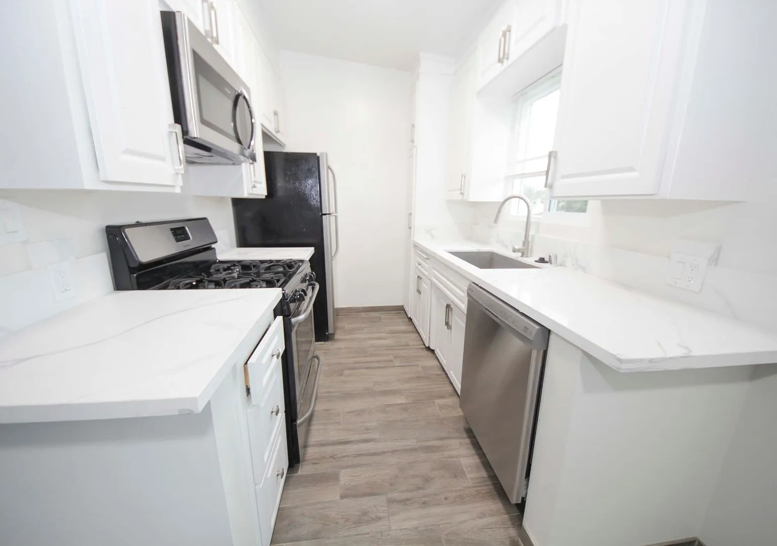 Bay Cities Apartments — Photo 4