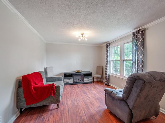 3rd image of 706 Countrywood Dr