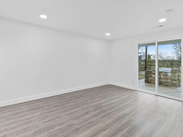 6 Roundwood Ln — Photo 4