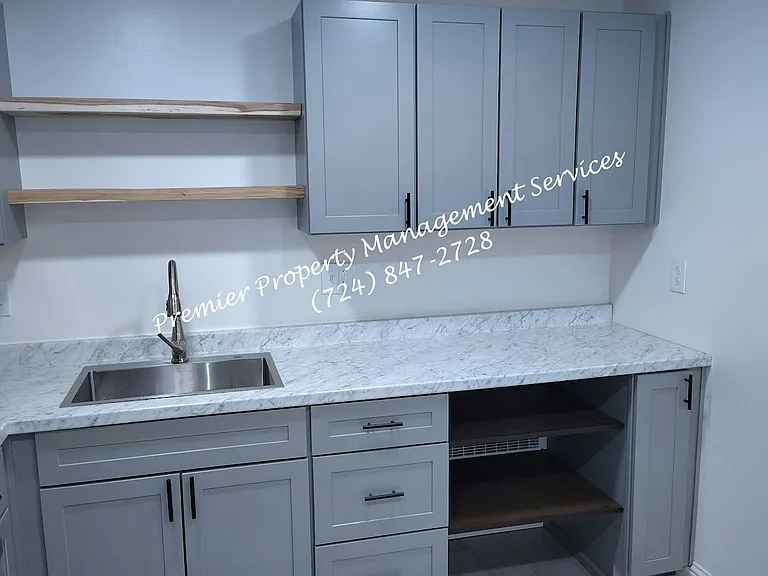 906 Clyde St — Photo 8
