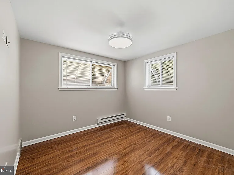 1135 W Thompson St — Photo 11