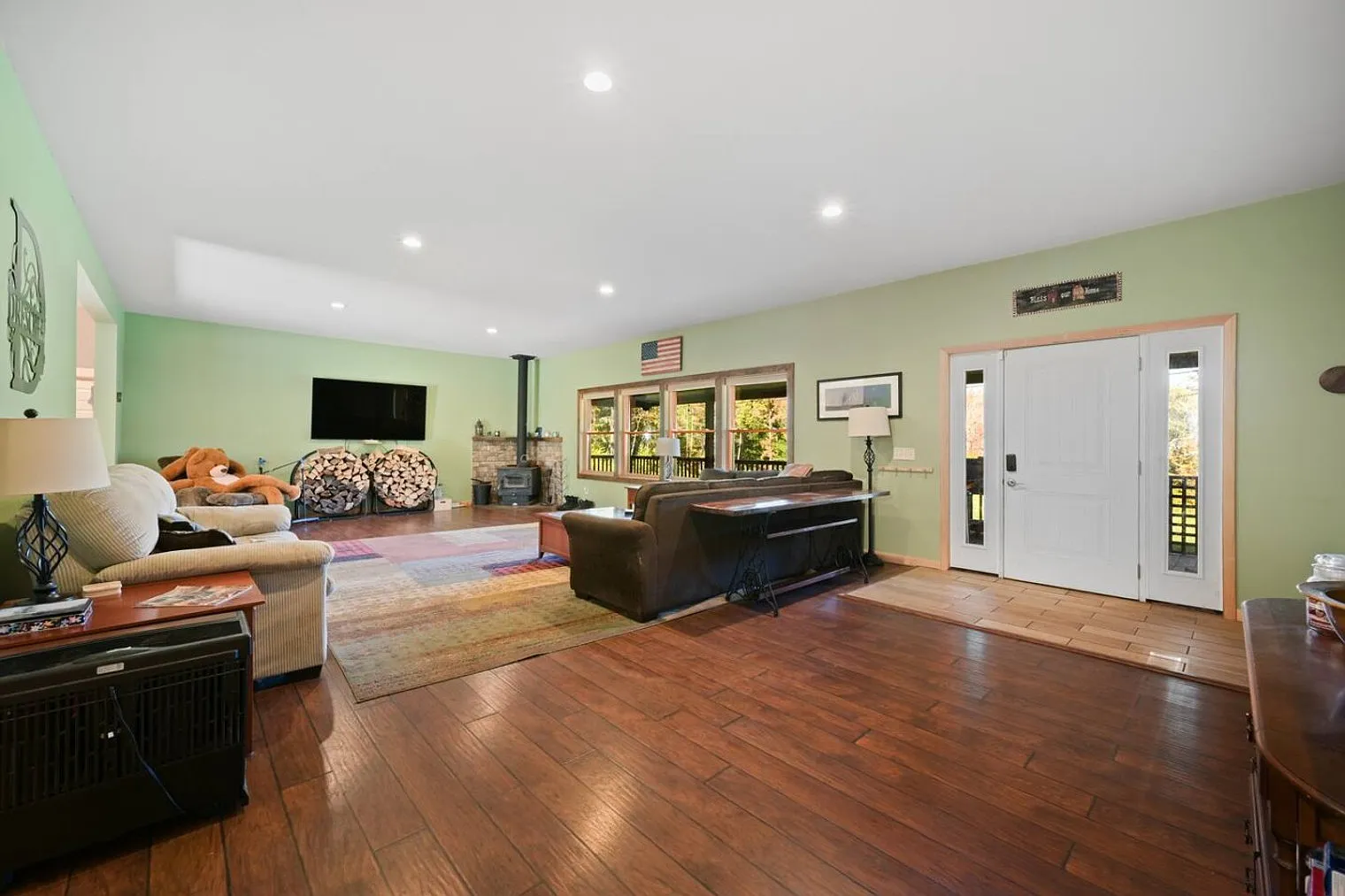 9 bed, 3.0 bath, 6200 sqft, $13,086 — Photo 4
