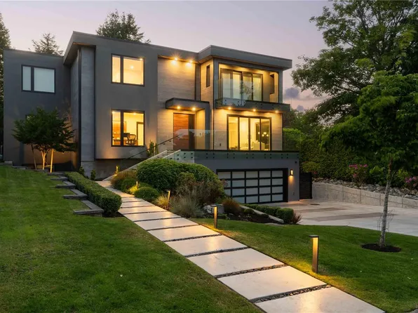 374 Sunset Ave, Oak Bay, BC V8S 4L2