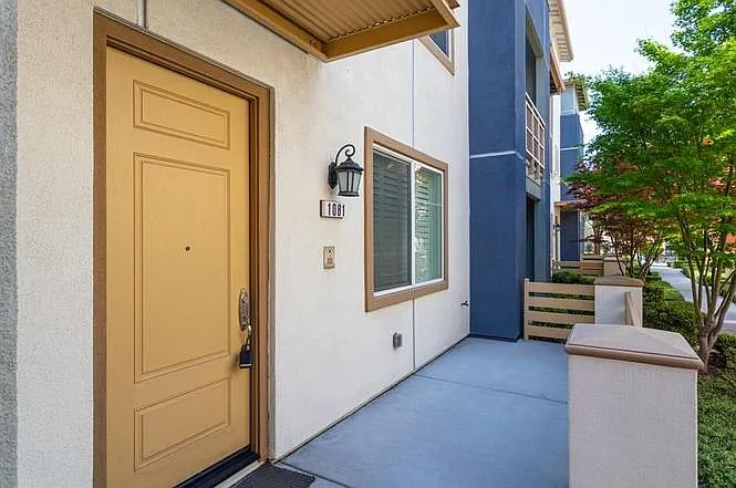 1081 Gaviota Ter — Photo 1