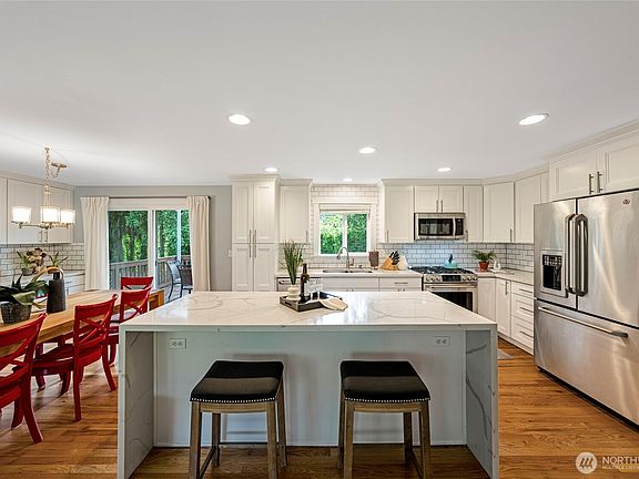 3rd image of 3401 79th Avenue SE