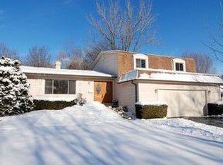 1142 Shari Ln, Libertyville, IL 60048