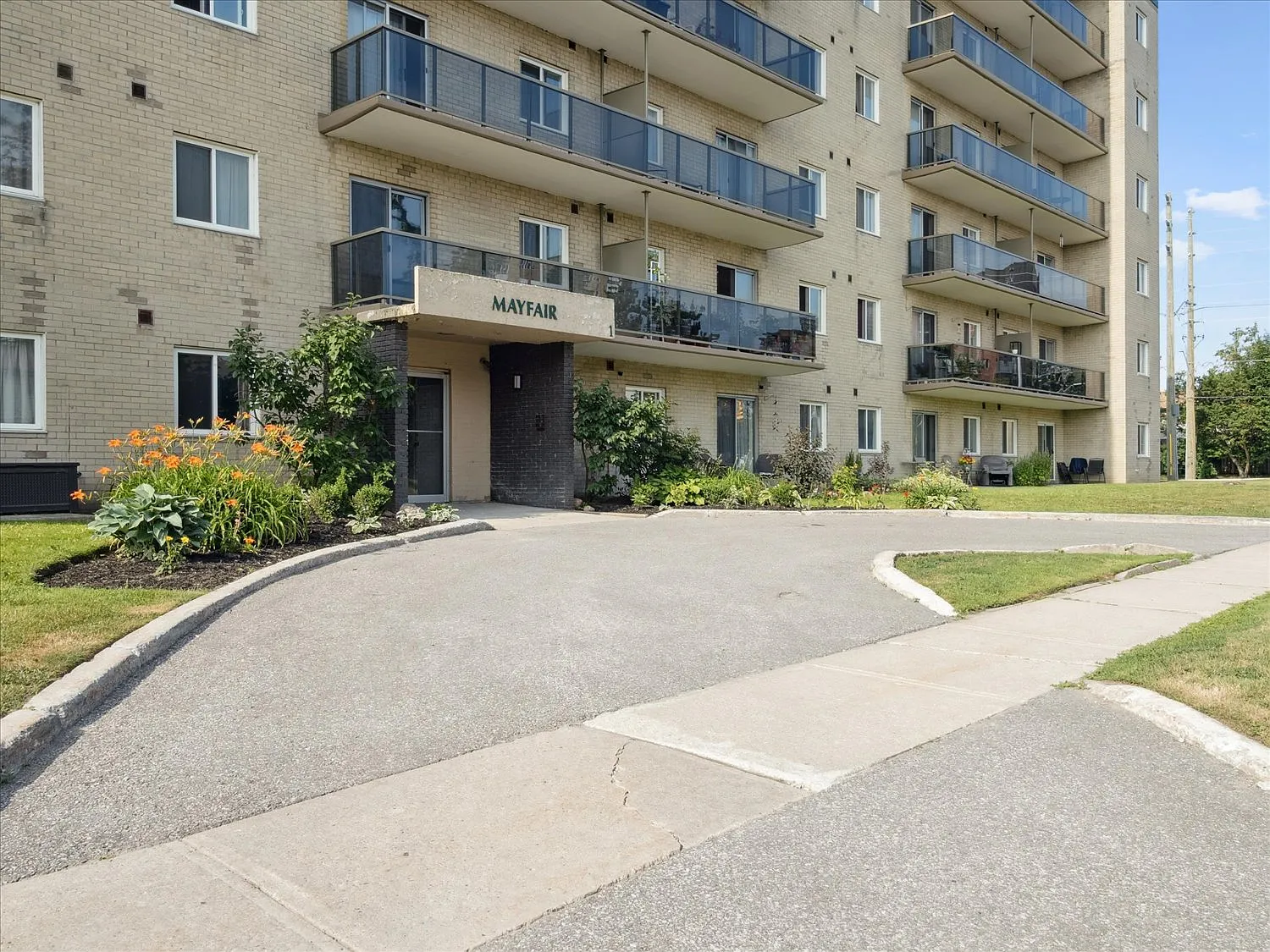 Mayfair Apartments — Photo 3