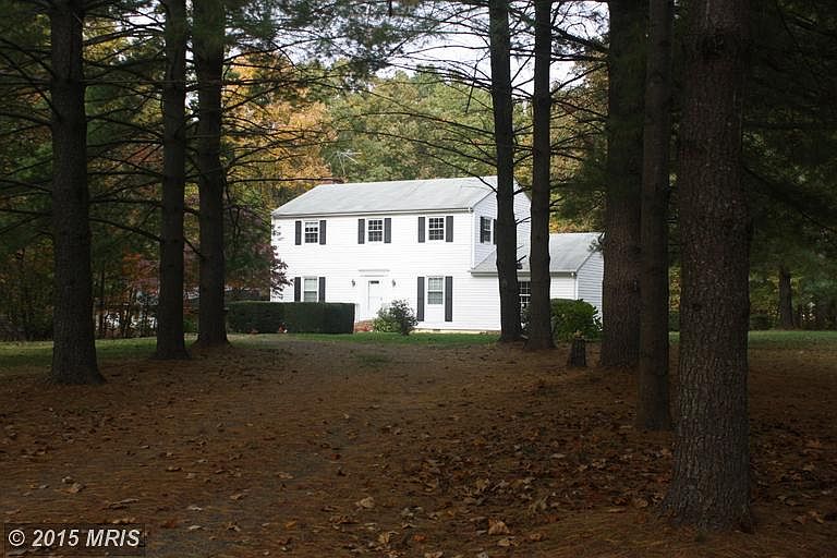 BEAUTIFUL COLONIAL - COUNTRY SETTING