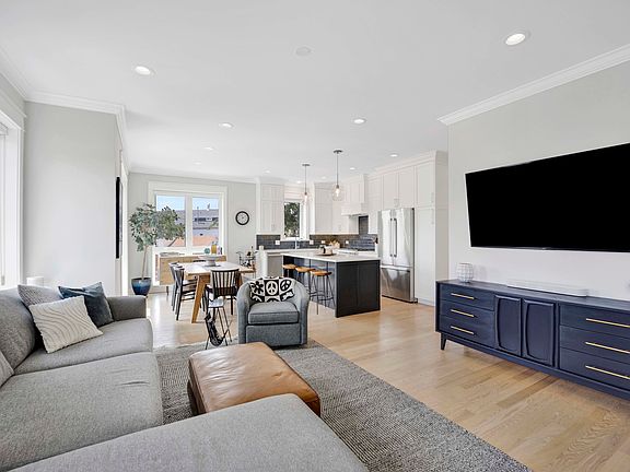 4th image of 3012 N Leavitt St #2