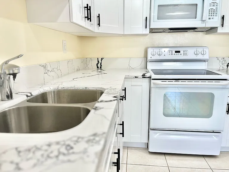 completely remodeled kitchen / fully equipped