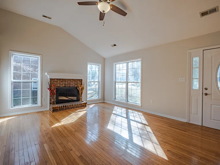 117 Eagle Ct — Photo 5