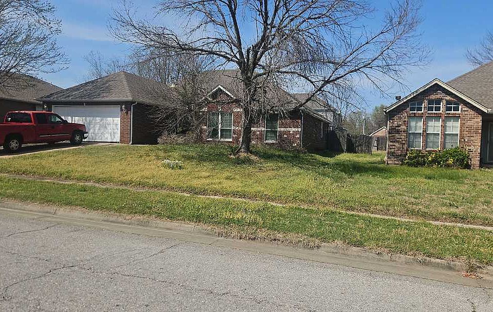 2nd image of 928 W Quincy St