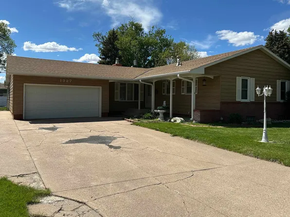 1327 N Hewett Ave, Hastings, NE 68901