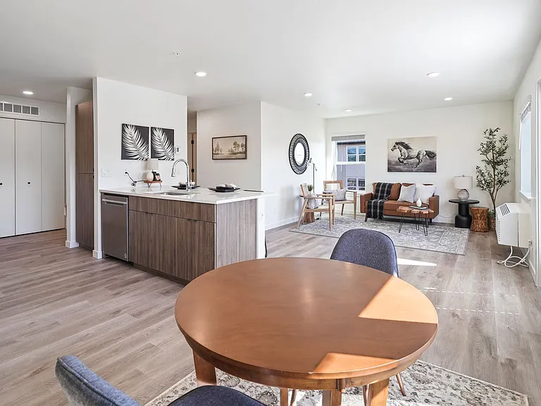 Edgewater Apartments — Photo 8