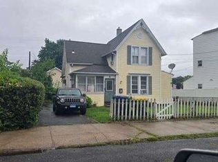 8 Nichols St, Ansonia, CT 06401