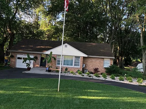 27076 Oak Dr, Sturgis, MI 49091