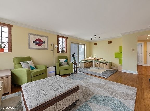 3rd image of 1038 Superior St APT 2W
