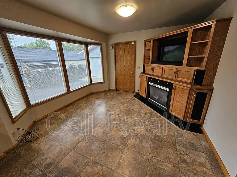 10401 E Valleyway Ave — Photo 7