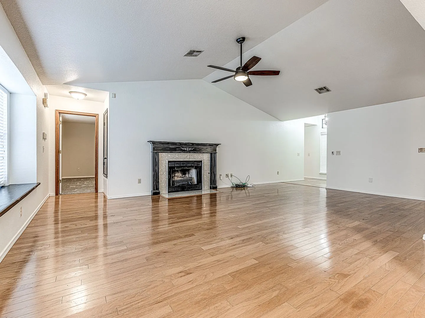 3 bedroom + 2 bathroom + Edmond Schools — Photo 3